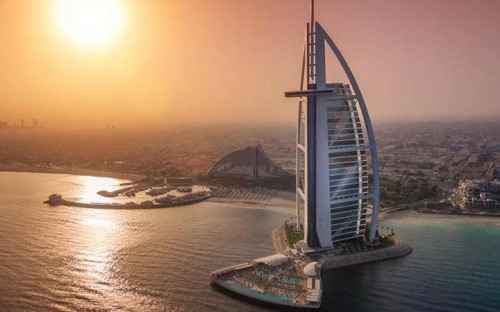 Туристы хотят «эдакого»? Отправьте их плавать вокруг Burj Al Arab Jumeirah!